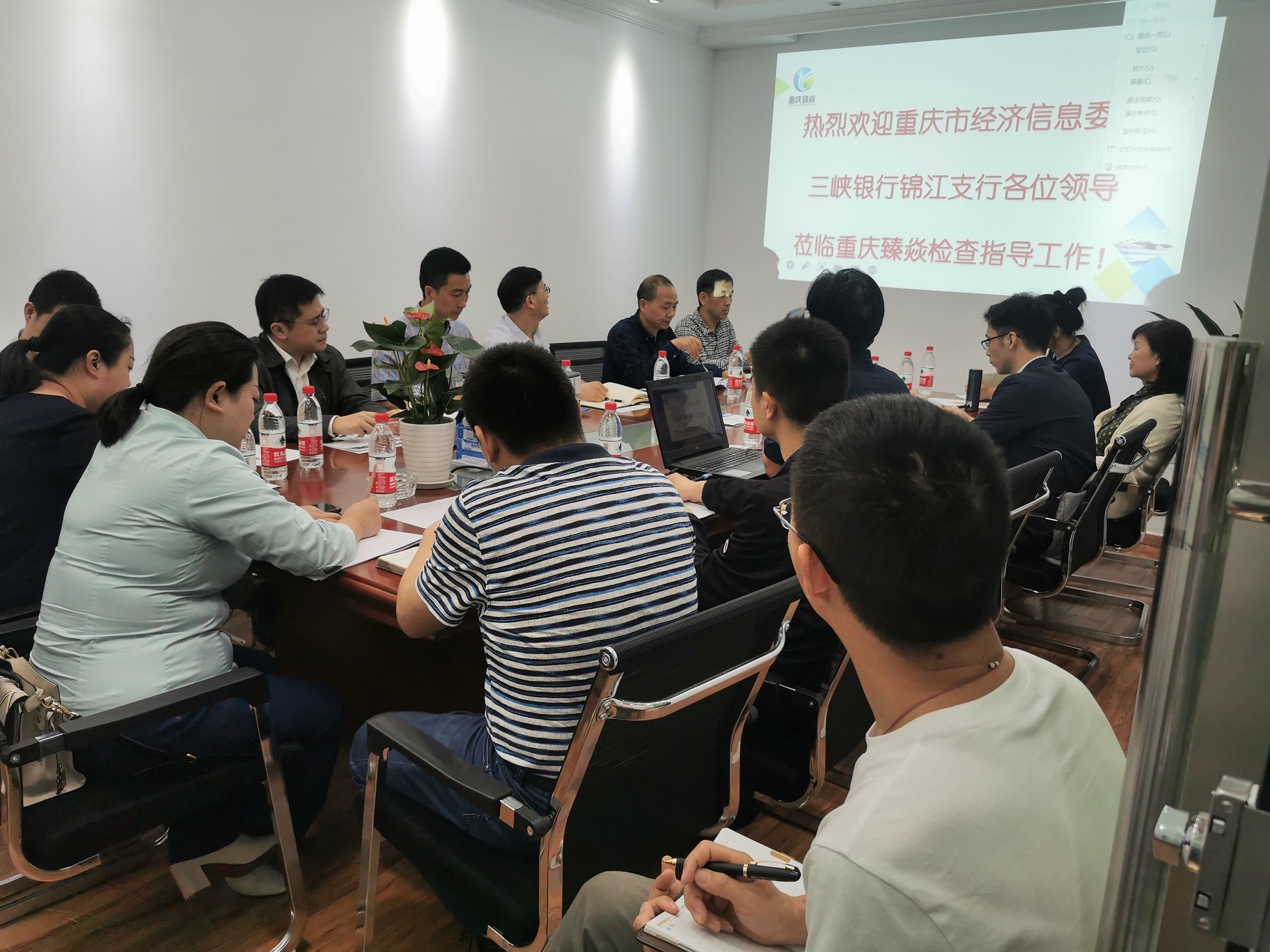 熱烈歡迎重慶市經(jīng)信委和三峽銀行各位領(lǐng)導(dǎo)蒞臨重慶臻焱公司檢查指導(dǎo)工作
